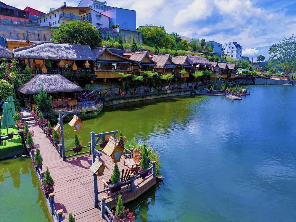 An Sơn Hồ sở hữu hồ nước trong xanh phản chiếu sắc trời, được bao quanh bởi c&acirc;y xanh v&agrave; rừng th&ocirc;ng bạt ng&agrave;n (Nguồn: Fanpage An Sơn H&ocirc;̀)